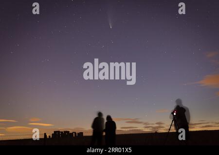 200723 -- WILTSHIRE, 23. Juli 2020 Xinhua -- Foto aufgenommen am 22. Juli 2020 zeigt Comet NEOWISE über Stonehenge in Wiltshire, Großbritannien. Foto von Tim Ireland/Xinhua BRITAIN-WILTSHIRE-COMET NEOWISE PUBLICATIONxNOTxINxCHN Stockfoto