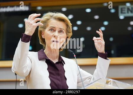 Bilder des Jahres 2020, News 07 Juli News Themen der Woche KW30 200724 -- BRÜSSEL, 24. Juli 2020 -- die Präsidentin der Europäischen Kommission, Ursula von der Leyen, gibt auf einer außerordentlichen Plenartagung des Europäischen Parlaments am 23. Juli 2020 in Brüssel, Belgien, eine Erklärung ab. Eine beträchtliche Mehrheit der Abgeordneten des Europäischen Parlaments forderte am Donnerstag erhebliche Änderungen des EU-Haushalts 2021-2027, der von den Staats- und Regierungschefs der EU Anfang dieser Woche auf einem Gipfel vereinbart wurde und sagte, sie seien bereit, ihn zu blockieren, wenn er nicht verbessert wird. /Handout über Xinhua BELGIEN-BRÜSSEL-EUROPÄISCHES PARLAMENT-HAUSHALT-ABSTIMMUNG Europäisch Stockfoto