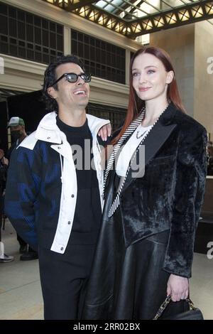 Paris, Frankreich. September 2023. Das Foto vom 07. März 2022 zeigt Joe Jonas und Sophie Turner bei der Louis Vuitton Womenswear Herbst/Winter 2022/2023 Show im Rahmen der Paris Fashion Week in Paris, Frankreich. Joe Jonas und Sophie Turner gehen ihre eigenen Wege. Die Sängerin reichte am Dienstag in Miami Dade County eine Scheidungsklage in Florida ein. In der Petition heißt es, dass die Ehe „unwiederbringlich gebrochen“ sei, um die Auflösung zu rechtfertigen. Foto von Aurore Marechal/ABACAPRESS.COM Credit: Abaca Press/Alamy Live News Stockfoto