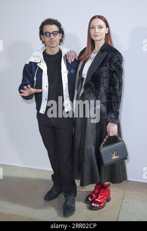 Paris, Frankreich. September 2023. Das Foto vom 07. März 2022 zeigt Joe Jonas und Sophie Turner bei der Louis Vuitton Womenswear Herbst/Winter 2022/2023 Show im Rahmen der Paris Fashion Week in Paris, Frankreich. Joe Jonas und Sophie Turner gehen ihre eigenen Wege. Die Sängerin reichte am Dienstag in Miami Dade County eine Scheidungsklage in Florida ein. In der Petition heißt es, dass die Ehe „unwiederbringlich gebrochen“ sei, um die Auflösung zu rechtfertigen. Foto von Aurore Marechal/ABACAPRESS.COM Credit: Abaca Press/Alamy Live News Stockfoto