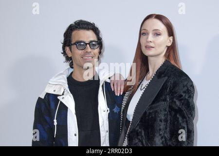 Paris, Frankreich. September 2023. Das Foto vom 07. März 2022 zeigt Joe Jonas und Sophie Turner bei der Louis Vuitton Womenswear Herbst/Winter 2022/2023 Show im Rahmen der Paris Fashion Week in Paris, Frankreich. Joe Jonas und Sophie Turner gehen ihre eigenen Wege. Die Sängerin reichte am Dienstag in Miami Dade County eine Scheidungsklage in Florida ein. In der Petition heißt es, dass die Ehe „unwiederbringlich gebrochen“ sei, um die Auflösung zu rechtfertigen. Foto von Aurore Marechal/ABACAPRESS.COM Credit: Abaca Press/Alamy Live News Stockfoto