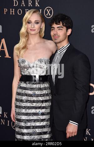 Los Angeles, Usa. September 2023. Dateifoto vom 4. Juni 2019 von Sophie Turner und Joe Jonas, die an der Premiere von 20th Century Fox's Dark Phoenix im TCL Chinese Theatre in Los Angeles, KALIFORNIEN, USA teilnahmen. Joe Jonas und Sophie Turner gehen ihre eigenen Wege. Die Sängerin reichte am Dienstag in Miami Dade County eine Scheidungsklage in Florida ein. In der Petition heißt es, dass die Ehe „unwiederbringlich gebrochen“ sei, um die Auflösung zu rechtfertigen. Foto: Lionel Hahn/ABACAPRESS.COM Abaca Press/Alamy Live News Stockfoto