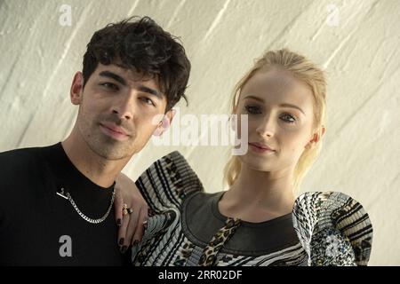 Dateifoto vom 08. Mai 2019 von Joe Jonas und Sophie Turner, die an der Louis Vuitton Cruise 2020 Fashion Show im TWA Terminal am Flughafen JFK in New York City, New York, USA, teilnehmen. Joe Jonas und Sophie Turner gehen ihre eigenen Wege. Die Sängerin reichte am Dienstag in Miami Dade County eine Scheidungsklage in Florida ein. In der Petition heißt es, dass die Ehe „unwiederbringlich gebrochen“ sei, um die Auflösung zu rechtfertigen. Foto: Lionel Hahn/ABACAPRESS.COM Abaca Press/Alamy Live News Stockfoto