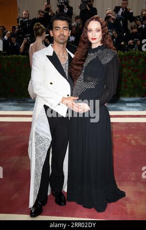 New York, Usa. September 2023. Das Foto vom 2. Mai 2022 zeigt, wie Joe Jonas und Sophie Turner an der Met Gala 2022 teilnehmen, die „in America: An Anthology of Fashion“ im Metropolitan Museum of Art in New York City, USA, feiert. Joe Jonas und Sophie Turner gehen ihre eigenen Wege. Die Sängerin reichte am Dienstag in Miami Dade County eine Scheidungsklage in Florida ein. In der Petition heißt es, dass die Ehe „unwiederbringlich gebrochen“ sei, um die Auflösung zu rechtfertigen. Foto: DNphotography/ABACAPRESS.COM Credit: Abaca Press/Alamy Live News Stockfoto