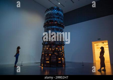 200724 -- LONDON, 24. Juli 2020 Xinhua -- Mitarbeiter, die Gesichtsmasken tragen, sehen eine Kunstinstallation während einer Pressevorschau für die Wiedereröffnung des Tate Modern Art Museums in London, Großbritannien, am 24. Juli 2020. Die Kunstmuseen Tate Modern, Tate Britain, Tate Liverpool und Tate St Ives werden ab Juli 27 nach ihrer Schließung aufgrund der COVID-19-Pandemie wieder für die Öffentlichkeit geöffnet. Foto von Ray Tang/Xinhua BRITAIN-LONDON-ART MUSEUMS-TATE-REOPENING PUBLICATIONxNOTxINxCHN Stockfoto