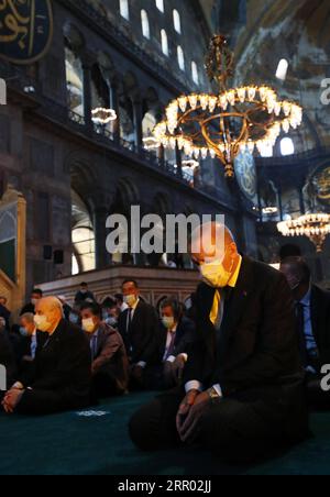 200724 -- ISTANBUL, 24. Juli 2020 Xinhua -- der türkische Präsident Recep Tayyip Erdogan R, Front nimmt am 24. Juli 2020 an den Gebeten in der Hagia Sophia in Istanbul Teil. Tausende von Türken nahmen am Freitag an den ersten Gebeten in Istanbuls Hagia Sophia Teil, nachdem sie wieder in eine Moschee verwandelt wurde. XINHUA TÜRKEI-ISTANBUL-HAGIA SOPHIA-ERSTE GEBETE PUBLICATIONXNOTXINXCHN Stockfoto