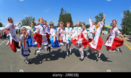 200726 -- PEKING, 26. Juli 2020 -- Menschen in traditionellen Kostümen nehmen an einem ländlichen Geschäftsfest am Rande von Minsk, Belarus, am 25. Juli 2020 Teil. Foto von /Xinhua XINHUA FOTOS DES TAGES HenadzxZhinkov PUBLICATIONxNOTxINxCHN Stockfoto