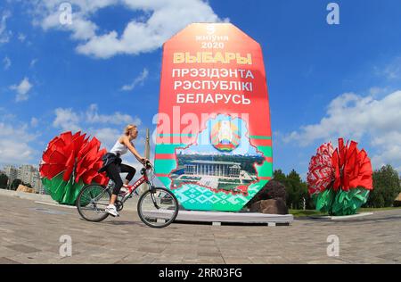 200726 -- MINSK, 26. Juli 2020 Xinhua -- Ein Radfahrer fährt an einem Poster über die Präsidentschaftswahlen in Minsk, Belarus, 26. Juli 2020 vorbei. Die Präsidentschaftswahlen in Belarus finden am 9. August 2020 statt. Vom 4. Bis 8. August findet eine frühzeitige Abstimmung bei den Wahlen statt. Foto von Henadz Zhinkov/Xinhua BELARUS-MINSK-PUBLICATIONxNOTxINxCHN zur VORBEREITUNG DER PRÄSIDENTSCHAFTSWAHLEN Stockfoto