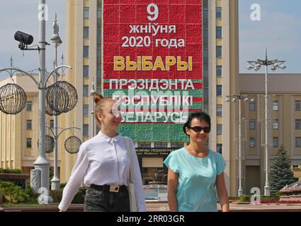 200726 -- MINSK, 26. Juli 2020 Xinhua -- Menschen gehen vor einem Poster über die Präsidentschaftswahlen in Minsk, Belarus, 26. Juli 2020. Die Präsidentschaftswahlen in Belarus finden am 9. August 2020 statt. Vom 4. Bis 8. August findet eine frühzeitige Abstimmung bei den Wahlen statt. Foto von Henadz Zhinkov/Xinhua BELARUS-MINSK-PUBLICATIONxNOTxINxCHN zur VORBEREITUNG DER PRÄSIDENTSCHAFTSWAHLEN Stockfoto