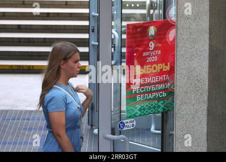 200726 -- MINSK, 26. Juli 2020 Xinhua -- Eine Frau geht an einem Poster über die Präsidentschaftswahlen in Minsk, Belarus, 26. Juli 2020 vorbei. Die Präsidentschaftswahlen in Belarus finden am 9. August 2020 statt. Vom 4. Bis 8. August findet eine frühzeitige Abstimmung bei den Wahlen statt. Foto von Henadz Zhinkov/Xinhua BELARUS-MINSK-PUBLICATIONxNOTxINxCHN zur VORBEREITUNG DER PRÄSIDENTSCHAFTSWAHLEN Stockfoto