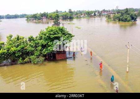 200726 -- BIHAR INDIA, 26. Juli 2020 -- Dorfbewohner waten durch Hochwasser in einem Dorf im Distrikt Darbhanga, Indiens östlicher Bundesstaat Bihar, 26. Juli 2020. Mindestens 10 Menschen wurden getötet und fast 1,5 Millionen Menschen wurden von Überschwemmungen in 11 Bezirken im östlichen indischen Bundesstaat Bihar betroffen, sagte die staatliche Katastrophenverwaltung in einem Bulletin am Sonntag. STR/Xinhua INDIA-BIHAR-FLOODS ParthaxSarkar PUBLICATIONxNOTxINxCHN Stockfoto