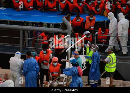 200728 -- PEKING, 28. Juli 2020 -- Migranten steigen am 27. Juli 2020 aus dem Patrouillenboot der Streitkräfte Maltas in der Boiler Wharf in Senglea, Malta, aus. Eine Gruppe von 94 Migranten, die von den Streitkräfte Maltas gerettet wurden, landete am Montagabend in Malta, berichtete die lokale Zeitung Times of Malta. Foto von /Xinhua XINHUA FOTOS DES TAGES JonathanxBorg PUBLICATIONxNOTxINxCHN Stockfoto