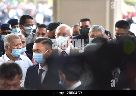 200728 -- KUALA LUMPUR, 28. Juli 2020 Xinhua -- der ehemalige malaysische Premierminister Najib Razak C kommt am 28. Juli 2020 am Gericht in Kuala Lumpur, Malaysia an. Najib Razak, ehemaliger malaysischer Premierminister, wurde am Dienstag in einem Fall im Zusammenhang mit SRC International, einer ehemaligen Einheit des staatlichen Investitionsfonds 1MDB Development Berhad 1MDB, des Machtmissbrauchs, der kriminellen Vertrauensverletzung und der Geldwäsche für schuldig befunden. Das Urteil ist das erste in mehreren Korruptionsverfahren gegen Najib. Foto von Chong Voon Chung/Xinhua MALAYSIA-KUALA LUMPUR-NAJIB-CORRUPTION-URTEIL PUBLICATIONxNOTxINxCHN Stockfoto