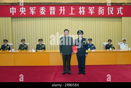 200729 -- PEKING, 29. Juli 2020 -- XI Jinping, Vorsitzender der Zentralen Militärkommission CMC, legt bei einer Zeremonie eine Bescheinigung über die Anordnung vor, um Xu Zhongbo, den politischen Kommissar der Raketentruppe der chinesischen Volksbefreiungsarmee, in den Rang eines Generals in Peking, der Hauptstadt Chinas, am 29. Juli 2020 zu befördern. Die Zeremonie wurde vom CMC in Peking abgehalten. CHINA-PEKING-XI JINPING-MILITÄRISCHE OFFIZIERSFÖRDERUNG CN LIXGANG PUBLICATIONXNOTXINXCHN Stockfoto