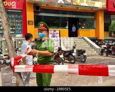 200729 -- HANOI, 29. Juli 2020 Xinhua -- Ein Polizist sperrte am 29. Juli 2020 in Hanoi, Vietnam, einen Pizzeria-Laden ab, in dem ein neu bestätigter Patient mit COVID-19 arbeitet. Vietnam meldete am Mittwoch 12 neue Fälle von COVID-19-Infektionen in der Gemeinde, darunter einen in der Hauptstadt Hanoi, wodurch die Gesamtzahl der bestätigten Fälle nach Angaben des Gesundheitsministeriums des Landes auf 450 gestiegen ist. VNA über Xinhua VIETNAM-HANOI-COVID-19-NEUE FÄLLE PUBLICATIONxNOTxINxCHN Stockfoto