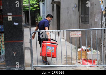 200729 -- HANOI, 29. Juli 2020 Xinhua -- Ein Mann arbeitet in einer eingesperrten Gasse, wo ein neu bestätigter Patient mit COVID-19 lebt, in Hanoi, Vietnam, am 29. Juli 2020. Vietnam meldete am Mittwoch 12 neue Fälle von COVID-19-Infektionen in der Gemeinde, darunter einen in der Hauptstadt Hanoi, wodurch die Gesamtzahl der bestätigten Fälle nach Angaben des Gesundheitsministeriums des Landes auf 450 gestiegen ist. VNA über Xinhua VIETNAM-HANOI-COVID-19-NEUE FÄLLE PUBLICATIONxNOTxINxCHN Stockfoto