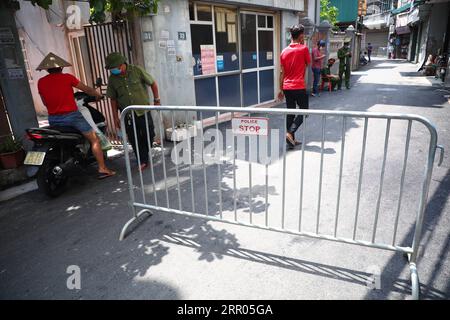 200729 -- HANOI, 29. Juli 2020 Xinhua -- Menschen werden in einer eingesperrten Gasse gesehen, wo ein neu bestätigter Patient mit COVID-19 lebt, in Hanoi, Vietnam, am 29. Juli 2020. Vietnam meldete am Mittwoch 12 neue Fälle von COVID-19-Infektionen in der Gemeinde, darunter einen in der Hauptstadt Hanoi, wodurch die Gesamtzahl der bestätigten Fälle nach Angaben des Gesundheitsministeriums des Landes auf 450 gestiegen ist. VNA über Xinhua VIETNAM-HANOI-COVID-19-NEUE FÄLLE PUBLICATIONxNOTxINxCHN Stockfoto