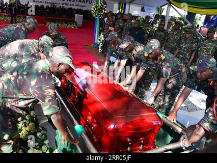 200730 -- dar es SALAAM, 30. Juli 2020 Xinhua -- Foto aufgenommen am 29. Juli 2020 zeigt die Bestattungszeremonie des ehemaligen tansanischen Präsidenten Benjamin Mkapa im Dorf Lupaso im Bezirk Masasi in Mtwara, Tansania. Der ehemalige tansanische Präsident Benjamin Mkapa wurde am Mittwoch in seinem Heimatdorf Lupaso im Bezirk Masasi in der südlichen Region Mtwara beigesetzt. Mkapa starb am 24. Juli 2020 im Alter von 81 Jahren in einem Krankenhaus in dar es Salaam. Tanzanian State House/Handout via Xinhua TANZANIA-FORMER PRÄSIDENT-MKAPA-BRÄUM PUBLICATIONxNOTxINxCHN Stockfoto