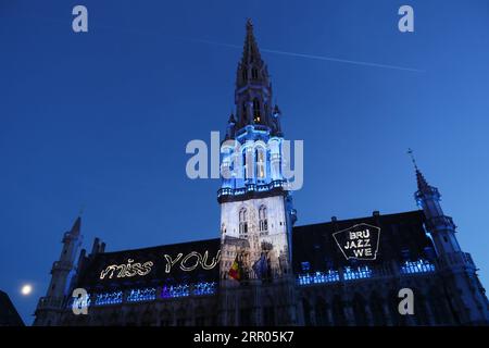 200730 -- BRÜSSEL, 30. Juli 2020 -- Briefe werden auf das Hotel de Ville am Grand Place in Brüssel, Belgien, projiziert, 29. Juli 2020. Auf dem Grand Place in Brüssel fand eine Sound-and-Light-Show statt, um die verschwundenen Ereignisse Belgiens in diesem Sommer aufgrund der COVID-19-Pandemie hervorzuheben. BELGIEN-BRÜSSEL-GRAND PLACE-MISSING EVENTS ZHENGXHUANSONG PUBLICATIONXNOTXINXCHN Stockfoto