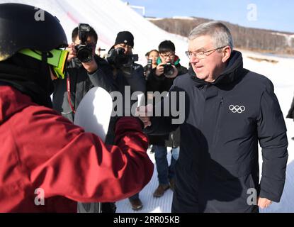 200730 -- PEKING, 30. Juli 2020 -- Thomas Bach R, Präsident des Internationalen Olympischen Komitees IOC, interagiert mit einem Kind während seines Besuchs im geheimen Garten, einem Austragungsort der Olympischen Winterspiele 2022 in Peking, in der Stadt Zhangjiakou, nordchinesische Provinz Hebei, am 29. Januar 2019. FÜR XINHUA SCHLAGZEILEN AM 30. JULI 2020. SPCHINA-2022 OLYMPISCHEN WINTERSPIELE-BID-FÜNF JAHRE CN ZHANGXCHENLIN PUBLICATIONXNOTXINXCHN Stockfoto