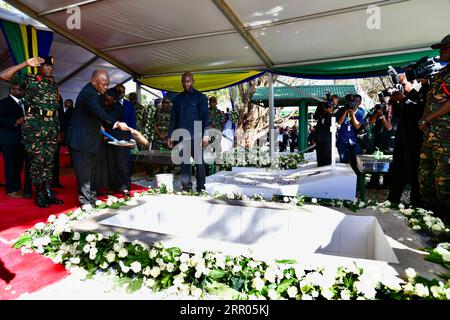 200730 -- dar es SALAAM, 30. Juli 2020 Xinhua -- der tansanische Präsident John Magufuli 2nd L nimmt an der Bestattungszeremonie des ehemaligen tansanischen Präsidenten Benjamin Mkapa im Dorf Lupaso, Masasi Bezirk Mtwara, Tansania, 29. Juli 2020 Teil. Der ehemalige tansanische Präsident Benjamin Mkapa wurde am Mittwoch in seinem Heimatdorf Lupaso im Bezirk Masasi in der südlichen Region Mtwara beigesetzt. Mkapa starb am 24. Juli 2020 im Alter von 81 Jahren in einem Krankenhaus in dar es Salaam. Tanzanian State House/Handout via Xinhua TANZANIA-FORMER PRÄSIDENT-MKAPA-BRÄUM PUBLICATIONxNOTxINxCHN Stockfoto