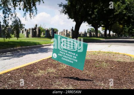 200730 -- NEW YORK, 30. Juli 2020 -- Ein Hinweis auf das Tragen von Gesichtsbedeckung ist auf einem Friedhof in New York, USA, am 29. Juli 2020 zu sehen. COVID-19-Todesfälle in den USA haben die 150.000-Marke überschritten und erreichen am Mittwoch, 1935 GMT, um 15:35 Uhr Ortszeit 150.034, so das Center for Systems Science and Engineering an der Johns Hopkins University. U.S.-NEW YORK-COVID-19-CASES WangxYing PUBLICATIONxNOTxINxCHN Stockfoto