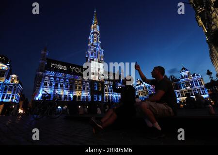 200730 -- BRÜSSEL, 30. Juli 2020 -- die Leute schauen sich eine Ton- und Lichtshow auf dem Grand Place in Brüssel, Belgien, am 29. Juli 2020 an. Auf dem Grand Place in Brüssel fand eine Sound-and-Light-Show statt, um die verschwundenen Ereignisse Belgiens in diesem Sommer aufgrund der COVID-19-Pandemie hervorzuheben. BELGIEN-BRÜSSEL-GRAND PLACE-MISSING EVENTS ZHENGXHUANSONG PUBLICATIONXNOTXINXCHN Stockfoto