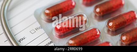 Leeres Patientenblatt mit Stethoskop und Pillen Stockfoto