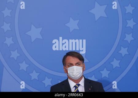 200731 -- PEKING, 31. Juli 2020 -- der brasilianische Präsident Jair Bolsonaro nimmt am 29. Juli 2020 an der Eröffnungszeremonie der ländlichen Frauenkampagne in Brasilia, Brasilien, Teil. Der brasilianische Präsident Jair Bolsonaro gab am 25. Juli bekannt, dass er nach Isolation in der Präsidentenresidenz seit dem 7. Juli, als die Krankheit erstmals diagnostiziert wurde, negativ auf COVID-19 getestet wurde. Foto von /Xinhua XINHUA FOTOS DES TAGES LucioxTavora PUBLICATIONxNOTxINxCHN Stockfoto