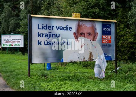 Die Wahlplakate für die Modri Most-Hid-Partei zeigen das Gesicht des Parteivorsitzenden und ehemaligen Premierministers Mikulas Dzurinda (rechts) und die Wahlplakate für die Smer-Partei (links), die von dem ehemaligen Premierminister Robert Fico auf der Straße in Sutovo geführt wird. Die Slowakei wird ihre parlamentswahlen am 30. September 2023 durchführen. Nach aktuellen Wahlumfragen wäre der Wahlsieger die Smer-Partei mit dem ehemaligen Premierminister Robert Fico, gefolgt von der liberalen Partei Progresivne Slovensko mit dem Vorsitzenden Michal Simecka, Vizepräsident des Europäischen Parlaments, followe Stockfoto