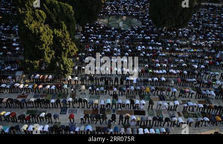 200731 -- JERUSALEM, 31. Juli 2020 Xinhua -- muslimische Gläubige beten, während sie Eid al-Adha auf dem Gelände markieren, das Muslimen als Nobles Heiligtum und Juden als Tempelberg in der Altstadt von Jerusalem bekannt ist, am 31. Juli 2020. Foto: Muammar Awad/Xinhua MIDEAST-JERUSALEM-EID AL-ADHA PUBLICATIONxNOTxINxCHN Stockfoto