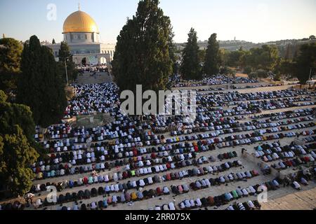 200731 -- JERUSALEM, 31. Juli 2020 Xinhua -- muslimische Gläubige beten, während sie Eid al-Adha auf dem Gelände markieren, das Muslimen als Nobles Heiligtum und Juden als Tempelberg in der Altstadt von Jerusalem bekannt ist, am 31. Juli 2020. Foto: Muammar Awad/Xinhua MIDEAST-JERUSALEM-EID AL-ADHA PUBLICATIONxNOTxINxCHN Stockfoto