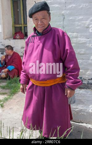 Porträt eines mongolischen Mannes, der den traditionellen Hirsch oder Mantel trägt, im Kloster Erdene Zuu, Orkhon Valley Stockfoto