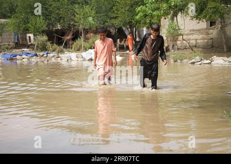 200801 -- JALALABAD, 1. August 2020 Xinhua -- afghanische Kinder waten nach einer Sturzflut im Qalatak Dorf Kozkunar in der Provinz Nangarhar, Afghanistan, 1. August 2020. Mindestens 16 Personen, meist Kinder, wurden am späten Freitagabend bei der Sturzflut getötet, die mehrere Häuser im Kozkunar-Bezirk der ostafghanischen Provinz Nangarhar wegspülte, sagte der Sprecher der Provinzregierung Attaullah Khogiani am Samstag. Foto von Saifurahman Safi/Xinhua AFGHANISTAN-NANGARHAR-FLASH FLOOD PUBLICATIONxNOTxINxCHN Stockfoto