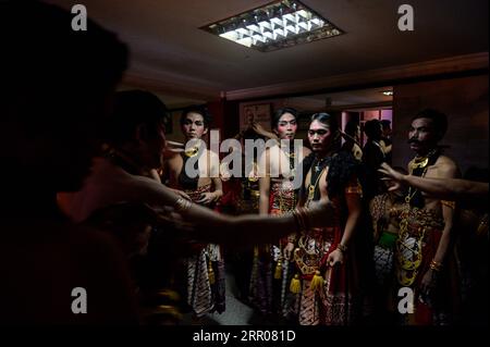 200802 -- JAKARTA, 2. Aug. 2020 -- Mitglieder der Wayang Orang Bharata Truppe machen Vorbereitungen hinter der Bühne, bevor sie in einer javanischen Marionettenshow mit begrenztem Publikum vor Ort inmitten des COVID-19-Ausbruchs in Jakarta, Indonesien, am 1. Aug. 2020 spielen. Die Performance wurde auch als Spendenaktion live gestreamt, um javanische Puppenspieler-Enthusiasten zu ermutigen, den Schauspielern der Truppe und ihren Familien zu helfen, die aktuellen finanziellen Kämpfe zu überwinden. INDONESIEN-JAKARTA-JAVANISCHE MENSCHENPUPPEN-LIVE-STREAMING-PERFORMANCE AGUNGXKUNCAHYAXB. PUBLICATIONxNOTxINxCHN Stockfoto