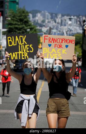 200801 -- VANCOUVER, 1. August 2020 -- Demonstranten nehmen am Emancipation Day march in Vancouver, British Columbia, Kanada, am 1. August 2020 Teil. In Verbindung mit dem Black Lives Matter-Protest nahmen Tausende von Menschen an einem marsch zum Gedenken an den Emanzipationstag in Kanada Teil, der am 1. August begangen wurde. Foto von /Xinhua CANADA-VANCOUVER-EMANZIPATIONSTAG MÄRZ LiangxSen PUBLICATIONxNOTxINxCHN Stockfoto