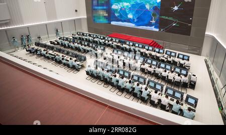 200802 -- PEKING, 2. Aug. 2020 -- Technische Personalarbeit im Beijing Aerospace Control Center BACC in Peking, Hauptstadt von China, 2. Aug. 2020. Die chinesische Marssonde Tianwen-1 führte am Samstag um 2300 Uhr GMT nach 20 Sekunden funktionierendem 3.000N-Motor erfolgreich ihre erste Orbitalkorrektur durch und fuhr weiter zum Mars. EyesonSci CHINA-MARS PROBE-TIANWEN-1-ORBITALKORREKTUR CN CaixYang PUBLICATIONxNOTxINxCHN Stockfoto