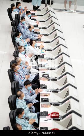 200802 -- PEKING, 2. August 2020 -- technisches Personal applaudiert im Beijing Aerospace Control Center BACC in Peking, Hauptstadt von China, 2. August 2020. Die chinesische Marssonde Tianwen-1 führte am Samstag um 2300 Uhr GMT nach 20 Sekunden funktionierendem 3.000N-Motor erfolgreich ihre erste Orbitalkorrektur durch und fuhr weiter zum Mars. EyesonSci CHINA-MARS PROBE-TIANWEN-1-ORBITALKORREKTUR CN CaixYang PUBLICATIONxNOTxINxCHN Stockfoto