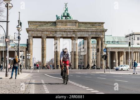 200802 -- BERLIN, 2. August 2020 -- Ein Radfahrer wird in der Nähe des Brandenburger Tors in Berlin, Hauptstadt von Deutschland, gesehen, 28. März 2020. Foto von /Xinhua Xinhua Schlagzeilen: Transatlantische Bande in schlechterer Form, da zwei Seiten durch Diskorde gehen, Misstrauen BinhxTruong PUBLICATIONxNOTxINxCHN Stockfoto