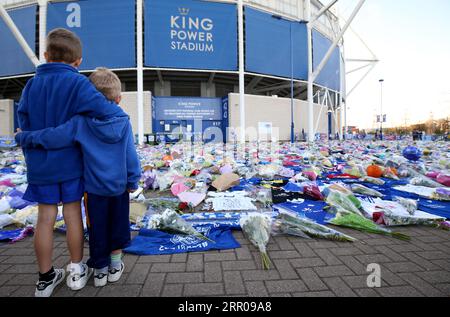 Foto vom 11/2018 von jungen Fans, die im Leicester City Football Club ihre Ehre erwiesen. Der Pilot des Hubschraubers, der an einem Unfall beteiligt war, bei dem der Besitzer des Leicester City Football Club ums Leben kam, sagte: „Ich habe keine Ahnung, was los ist“, da das Flugzeug außer Kontrolle geriet. Eric Swaffer, 53, machte den Kommentar Sekunden bevor der Hubschrauber am 27 2018. Oktober vor dem King Power Stadium des Clubs auf den Boden traf, wie ein Bericht der Air Accidents Investigation Branch (AAIB) enthüllte. Ausgabedatum: Mittwoch, 6. September 2023. Stockfoto