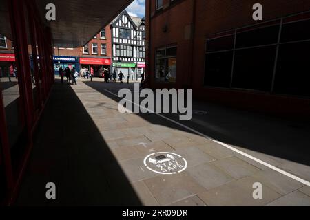 200804 -- MANCHESTER, 4. Aug. 2020 -- Eine soziale Abstandsmarkierung wird in Oldham of Greater Manchester, Großbritannien am 3. Aug. 2020 gesehen. Nach Angaben der lokalen Medien wurde von den Behörden in Greater Manchester nach dem jüngsten Anstieg der Coronavirus-Infektionsraten ein schwerer Vorfall ausgerufen. Foto von /Xinhua BRITAIN-GREATER MANCHESTER-COVID-19-MAJOR INCIDENT JonxSuper PUBLICATIONxNOTxINxCHN Stockfoto