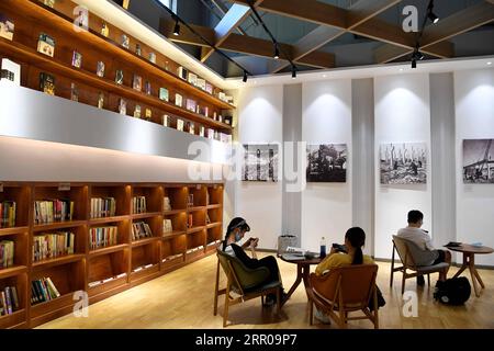 200804 -- HEFEI, 4. Aug. 2020 Xinhua -- die Leute genießen Freizeit in einem Buchladen im Yangtze River 180 Kunstviertel in Hefei, ostchinesische Provinz Anhui, 4. Aug. 2020. Der Kunstbezirk Yangtze River 180, ein Kultur- und Kreativindustriepark, wurde von alten Industrieanlagen umgestaltet und bietet kreative Büro- und Freizeitmöglichkeiten. Foto von Xie Chen/Xinhua CHINA-HEFEI-CULTURAL&CREATIVE INDUSTRY PARKCN PUBLICATIONxNOTxINxCHN Stockfoto