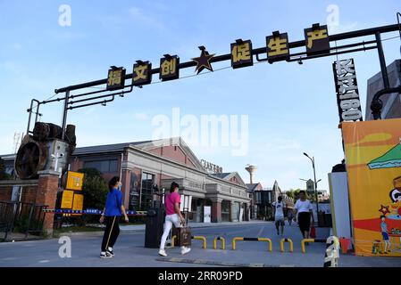 200804 -- HEFEI, 4. Aug. 2020 Xinhua -- Menschen besuchen den Yangtze River 180 Kunstbezirk in Hefei, ostchinesische Provinz Anhui, 4. Aug. 2020. Der Kunstbezirk Yangtze River 180, ein Kultur- und Kreativindustriepark, wurde von alten Industrieanlagen umgestaltet und bietet kreative Büro- und Freizeitmöglichkeiten. Foto von Xie Chen/Xinhua CHINA-HEFEI-CULTURAL&CREATIVE INDUSTRY PARKCN PUBLICATIONxNOTxINxCHN Stockfoto