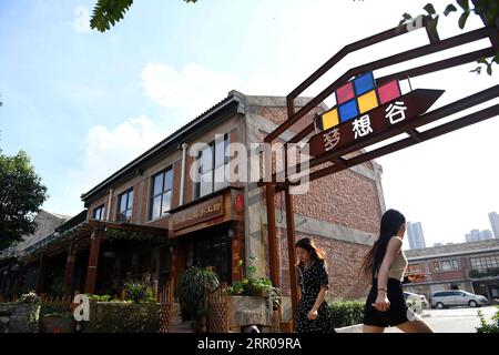 200804 -- HEFEI, 4. Aug. 2020 Xinhua -- Menschen besuchen den Yangtze River 180 Kunstbezirk in Hefei, ostchinesische Provinz Anhui, 4. Aug. 2020. Der Kunstbezirk Yangtze River 180, ein Kultur- und Kreativindustriepark, wurde von alten Industrieanlagen umgestaltet und bietet kreative Büro- und Freizeitmöglichkeiten. Foto von Xie Chen/Xinhua CHINA-HEFEI-CULTURAL&CREATIVE INDUSTRY PARKCN PUBLICATIONxNOTxINxCHN Stockfoto