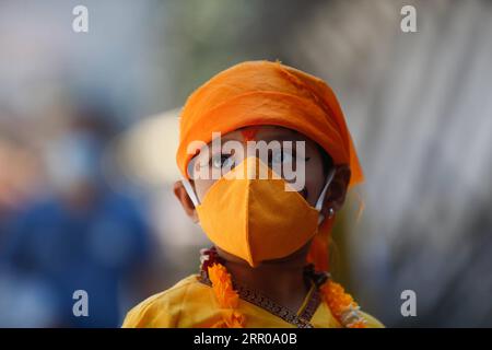 200805 -- PEKING, 5. August 2020 -- Ein Kind mit einer Gesichtsmaske wird bei einer Parade zum Gaijatra-Festival oder Kuhfest in Kathmandu, Nepal, am 4. August 2020 gesehen. Foto von /Xinhua XINHUA FOTOS DES TAGES SulavxShrestha PUBLICATIONxNOTxINxCHN Stockfoto