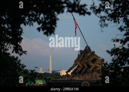 200805 -- WASHINGTON D.C., 5. August 2020 -- Foto aufgenommen am 4. August 2020 zeigt eine Statue am U.S. Marine Corps war Memorial in Arlington, Virginia, USA. U.S.-WASHINGTON D.C.-SOMMER-STADTBILD LiuxJie PUBLICATIONxNOTxINxCHN Stockfoto