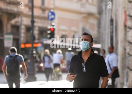 200805 -- ROM, 5. August 2020 -- Ein Mann mit Gesichtsmaske geht auf einer Straße in Rom, Italien, 4. August 2020. UM MIT Tests ZU GEHEN, zeigen nur 2,5 % der Menschen in Italien, die Coronavirus ausgesetzt sind, Gesundheitsbeamte sagen Land mit dem Risiko einer neuen Ausbreitung ITALIEN-ROM-COVID-19 ChengxTingting PUBLICATIONxNOTxINxCHN Stockfoto