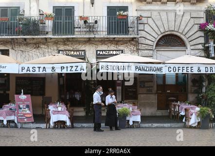 200805 -- ROM, 5. August 2020 -- Restaurantmitarbeiter warten auf Gäste in Rom, Italien, 4. August 2020. UM MIT Tests ZU GEHEN, zeigen nur 2,5 % der Menschen in Italien, die Coronavirus ausgesetzt sind, Gesundheitsbeamte sagen Land mit dem Risiko einer neuen Ausbreitung ITALIEN-ROM-COVID-19 ChengxTingting PUBLICATIONxNOTxINxCHN Stockfoto