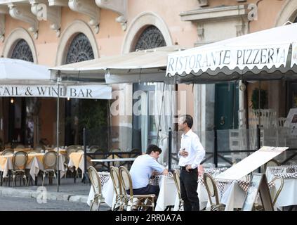 200805 -- ROM, 5. August 2020 -- Ein Restaurantmitarbeiter wartet auf Kunden in Rom, Italien, 4. August 2020. UM MIT Tests ZU GEHEN, zeigen nur 2,5 % der Menschen in Italien, die Coronavirus ausgesetzt sind, Gesundheitsbeamte sagen Land mit dem Risiko einer neuen Ausbreitung ITALIEN-ROM-COVID-19 ChengxTingting PUBLICATIONxNOTxINxCHN Stockfoto