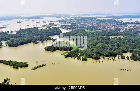 News Bilder des Tages 200806 -- BIHAR, 6. Aug. 2020 Xinhua -- Foto aufgenommen am 5. Aug. 2020 zeigt das Wasserfeld im Darbhanga Bezirk von Bihar, Indien. STR/Xinhua INDIA-BIHAR-FLOOD PUBLICATIONxNOTxINxCHN Stockfoto